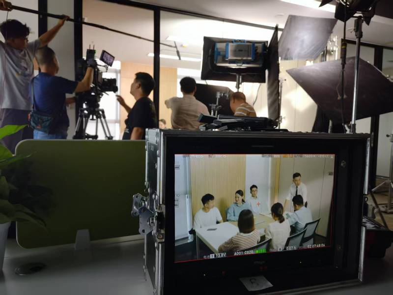 田家庵区TVC拍摄公司：科技产品视觉化大师，诠释未来感与功能美学